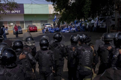 La policiía de Nicaragua vigila una manifestación en contra del presidente Daniel Ortega.-EFE