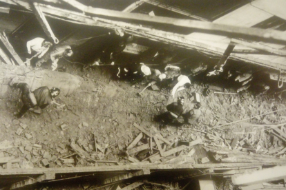 Tareas de desescombro en Teatinos el 7 de diciembre de 1989. F. SANTIAGO