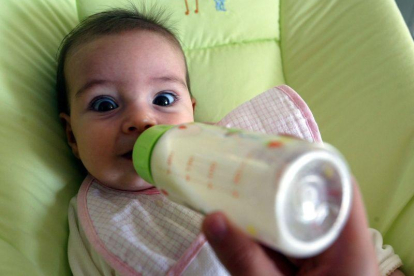 Un bebé tomando el biberón en una imagen de archivo. HDS