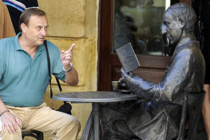 Un turista, ante la estatua de Gerardo Diego que se encuentra situada en el Collado. / ÚRSULA SIERRA-