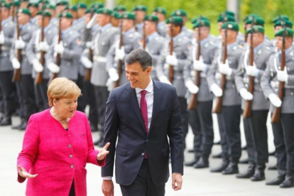 Primera reunión entre Pedro Sánchez y Angela Merkel en Berlín.-REUTERS