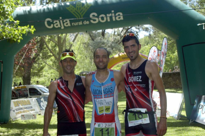 Emilio Monagas, en el centro de la imagen, repetía victoria en el Triatlón Ciudad de Soria.-Diego Mayor