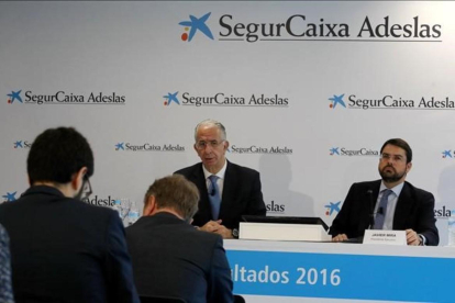 Javier Murillo, consejero-director general, de Adeslas, y Javier Mira, presidente ejecutivo de SegurCaixa, en una imagen de archivo. /-JUAN MANUEL PRATS