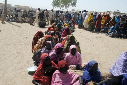 Refugiados esperando a que les sirvan comida en el campo de Dikwa, Nigeria.-STRINGER / AFP