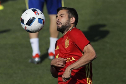 Jordi Alba controla un balón durante un entrenamiento en Saint Martín de Ré.-AP / MANU FERNÁNDEZ