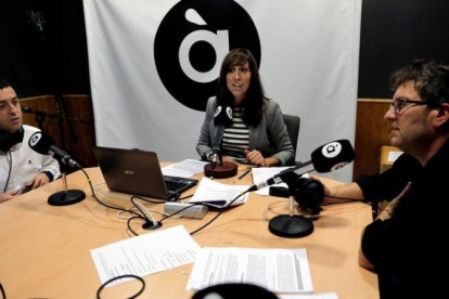 La periodista Jéssica Crespo, en el estudio de la radio pública valenciana À Punt.-JUAN CARLOS CÁRDENAS / EFE