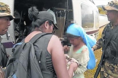 Liberada. La niña, tras ser rescatada de su secuestro en la selva boliviana.-