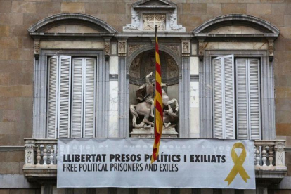 La fachada de la Generalitat, el pasado día 13, con el lazo amarillo en el balcón.-ELISENDA PONS