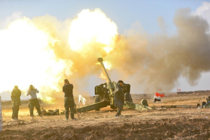Miembros de una milicia chií disparan fuego de artillería contra posiciones del Estado Islámico en Mosul.-STRINGER / REUTERS