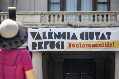 El Ayuntamiento de València ha vuelto a desplegar una pancarta que reivindica a la ciudad como refugio-/ MIGUEL LORENZO