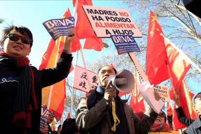 Miembros de la comunidad china se manifiestana en Madrid.-
