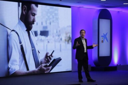 Gonzalo Gortázar, consejero delegado de CaixaBank, en la presentación de imaginBank.-ALBERT BERTRAN