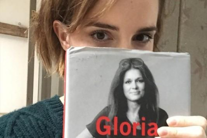 Emma Watson, con el primer libro que ha recomendado en su flamante club de lectura feminista.-TWITTER