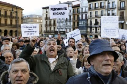 El Defensor del Pueblo recibió en el 2017 más de 45.000 peticiones de un referéndum para una reforma constitucional que establezca el carácter público de las pensiones y su revalorización automática.-EFE
