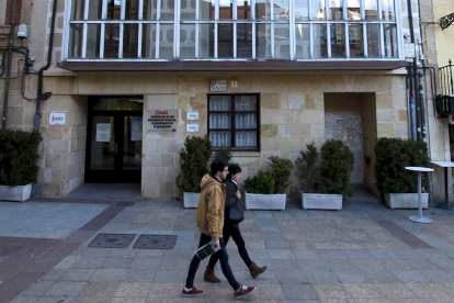 Edificio de los servicios sociales municipales, en la plaza Mayor.-HDS