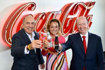 De izquierda a derecha, Muhtar Kent, presidente de The Coca-Cola Company, Sol Daurella, de Coca-Cola Iberian Partners y John Brock, Coca-Cola Enterprises, ayer.-