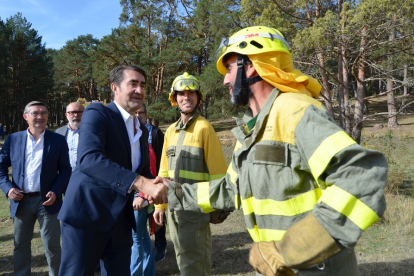 Suárez-Quiñones saluda a un bombero forestal en la inauguración de Cabforest. RAQUEL FERNANDEZ