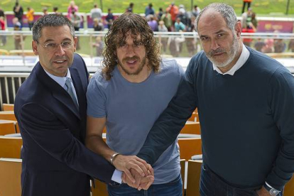 Carles Puyol, entre Josep Maria Bartomeu y Andoni Zubizarreta, el pasado 30 de mayo, durante su presentación como adjunto a la dirección deportiva.-Foto: FC Barcelona