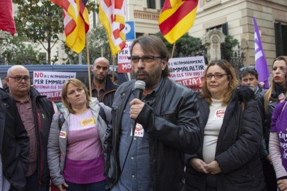 El líder de UGT en Cataluña, Camil Ros, se dirige a los concentrados ante la delegación del Gobierno en Barcelona.-