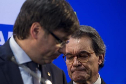 Artur Mas, junto a Carles Puigdemont, este lunes en la sede del PDECat.-QUIQUE GARCIA