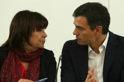 Pedro Sánchez charla con Cristina Narbona, presidenta del PSOE, este miércoles en la sede del partido.-/ DAVID CASTRO