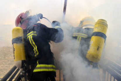 Un momento del simulacro realizado por los bomberos, ayer en la torre del parque en la capital. / ÁLVARO MARTÍNEZ-