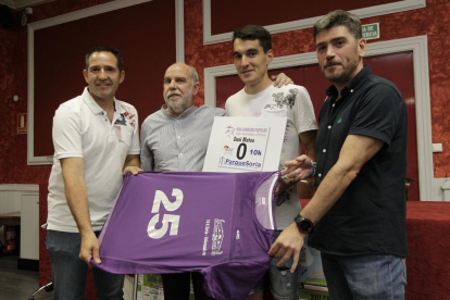 Representantes del club Puente del Canto y el atleta Daniel Mateo, ayer, en la presentacion de la 25 edición de la Soria-Valonsadero.-LUIS ÁNGEL TEJEDOR