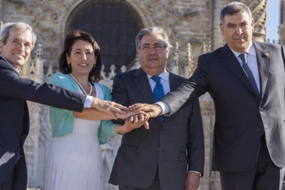 El ministro del Interior, Juna Ignacio Zoido, con sus homólogos de Marruecos, Abdeluafi Laftit (derecha) y de Portugal, Constança Urbano y el embajador de Francia en España, Yves Saint-Geours.-EFE / RAÜL CARO