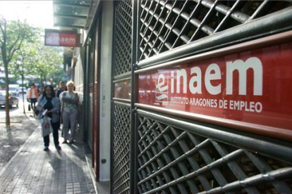 Cola de parados a las puertas de la oficina del INAEM de la Calle Santander de Zaragoza.-JAVIER ZABALZA