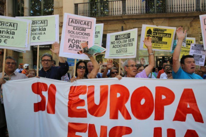 Protesta contra prácticas abusivas de la banca en Barcelona.-RICARD CUGAT