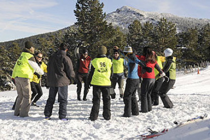 Un grupo de esquiadores en el punto de nieve de Santa Inés. / VALENTÍN GUISANDE-