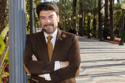 Luis Barcala, nuevo alcalde de Alicante tras el voto en blanco de la tránsfuga Nerea Belmonte.-