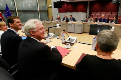 David Davis y Michel Barnier con sus respectivos equipos negociadores en Bruselas-REUTERS