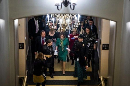 La presidenta del Congreso de EEEU, Nancy Pelosi, sale de una reunión hoy martes con representantes del Partido Demócrata.-EFE / JIM LO SCLAZO