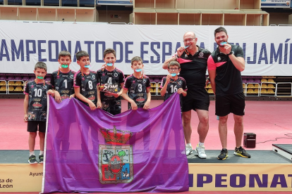 Los benjamines del Sporting Santo Domingo en el podio con la medalla de plata. HDS