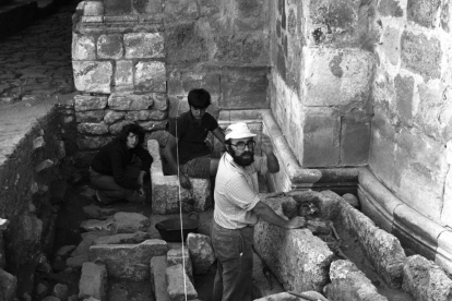 La foto data de 1977 y es una de las más antiguas de la primera etapa de las excavaciones. En primer término, el arqueólogo Víctor Fernández, junto a dos jóvenes, junto a la ermita.-ARCHIVO MUSEO NUMANTINO