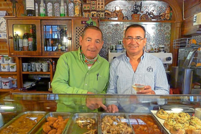 Julio Michel señala a Paco Molpeceres el pincho que quiere probar con el vino blanco.-T.S.T