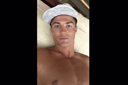 Una imagen del vídeo que Cristiano Ronaldo ha colgado en Twitter para sus fans.-