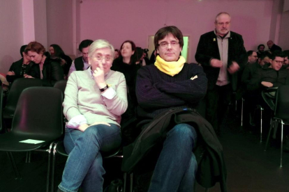 La exconsellera Clara Ponsati y el expresident Carles Puigdemont, en la presentación en Bruselas del disco Parnàs del cantautor Roger Mas el pasado 3 de marzo. / EFE / JAVIER ALBISU-JAVIER ALBISU (EFE)
