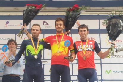 Jesús Herrada, con el 'maillot' rojigualda, flanqueado en el podio de Soria por Alejandro Valverde e Ion Izagirre.-MOVISTAR TEAM