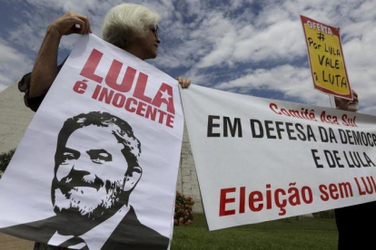 Manifestantes en apoyo a Lula en Brasilia.-AP / ERALDO PERES