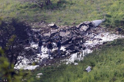 Restos de fuselaje del caza F-16 del Ejército israelí abatido por baterías antiaéreas de Asad, ayer, en el valle de Jezreel, al norte de Israel.-AP / RAMI SLUSH