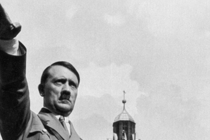 El dictador alemán Adolf Hitler haciendo el saludo nazi en el Congreso del Partido Nazi.-HULTON ARCHIVE GETTY IMAGES