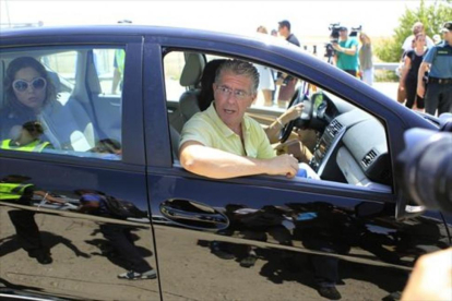Francisco Granados abandona en un coche la prisión madrileña de Estremera.-EFE / VÍCTOR LERENA