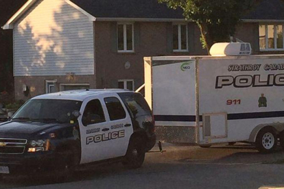 Una patrulla de la policía y una ambulancia, durante la operación antiterrorista en Strathroy (Ontario), este miércoles.-REUTERS / STRINGER