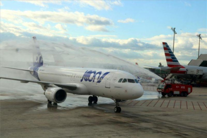 El primer avión de Joon en el aeropuerto de Barcelona-El Prat.-ACN / ÀLEX RECOLONS