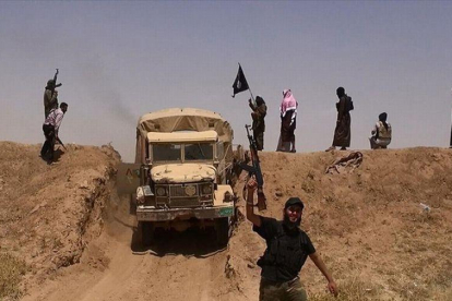 Imagen de combatientes del Estado Islámico en Irak, cerca de la frontera siria, hecha pública en una cuenta yihadista de Twitter.-AFP