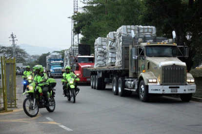 La ayuda humanitaria para Venezuela se sigue acumulando en los países vecinos.-REUTERS