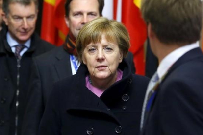 La cancillera alemana Angela Merkel abandona la sede del Consejo Europeo.-REUTERS / YVES HERMAN