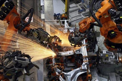 Trabajos robotizados de soldadura en la fábrica de Seat en Martorell.-EL PERIÓDICO